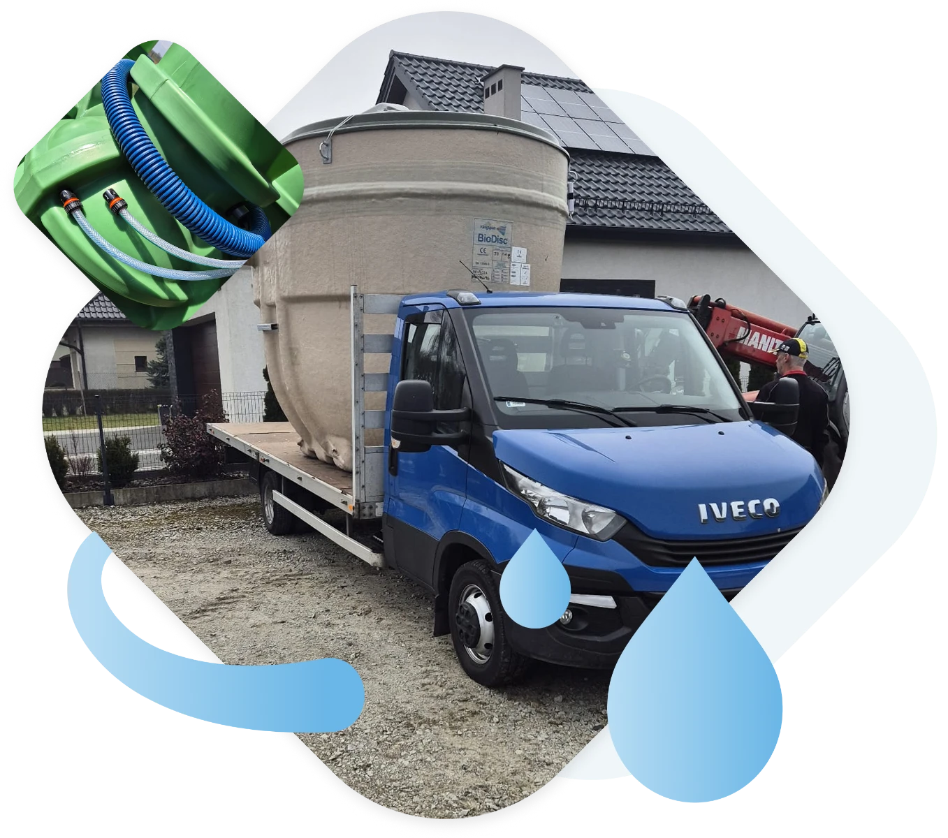 Niebieski samochód transportowy z dużym zbiornikiem przydomowej oczyszczalni ścieków gotowy do montażu przy domu