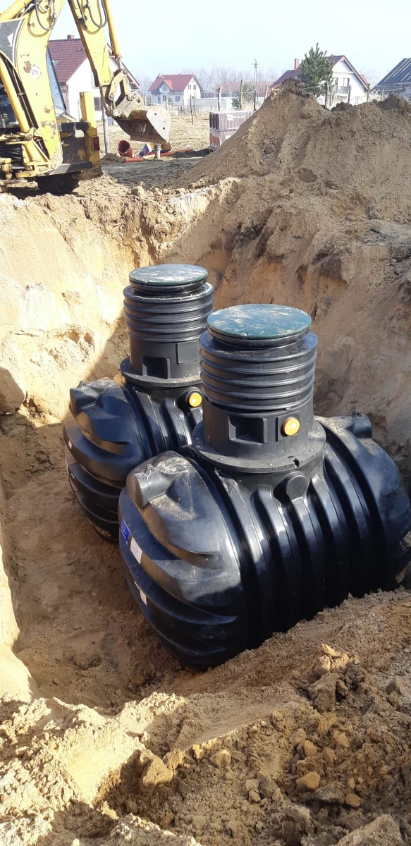 Montaż w wykopie dwóch plastikowych modułów szamba ekologicznego