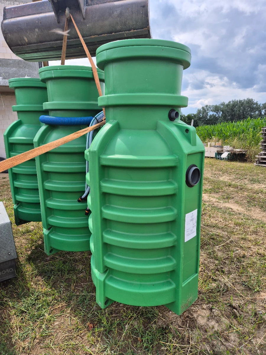 Zielone plastikowe moduły zbiornika na deszczówkę gotowe do montażu na działce