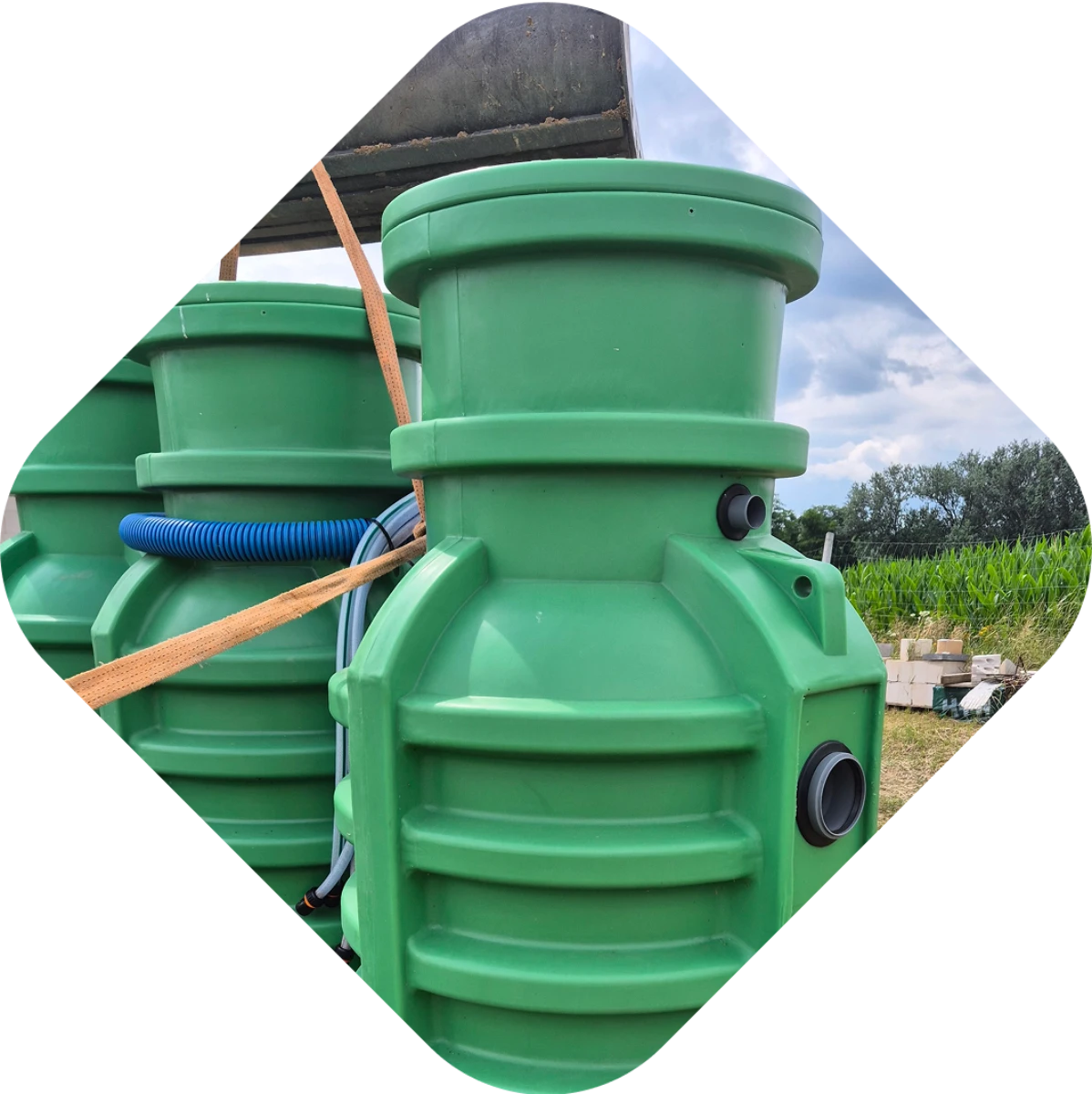 Zielone cylindryczne moduły przydomowej oczyszczalni ścieków z otworami na przyłącza